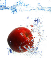 Fototapeta na wymiar czerwone jabłko pod wodą z szlak przejrzyste pęcherzyków ..