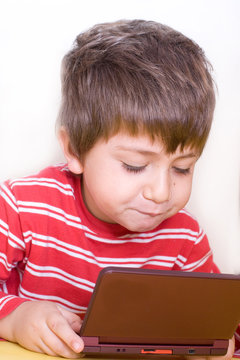 bambino gioca al computer