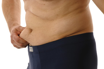 Naklejka premium Mann mit Bauch kneift sich in die Speckrolle