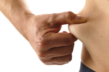 Mann mit Bauch kneift sich in die Seite