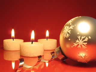 Drei Kerzen, Silberband, Weihnachtskugel