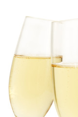 schräges sektglas hinter einem anderem isoliert auf weiss