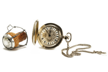 alte taschenuhr mit champagnerkorken auf weissem hintergrund