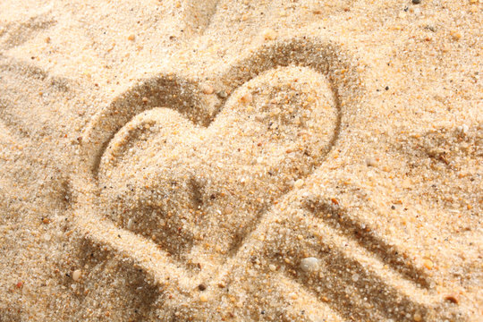 coeur déssiné sur le sable