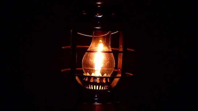 Romantische Laterne mit flackernder Flamme