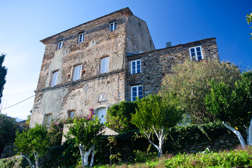 Fototapeta na wymiar Dwór w miejscowości Pietracorbara na Korsyce