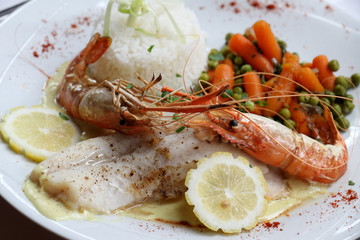 plat cuisiné: poisson, camarons de mer et légumes