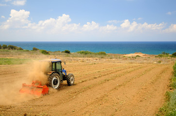 Traktor an der Mittelmeerküste - Rückkehr