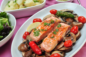 Lachssteak auf einem Champignonbett