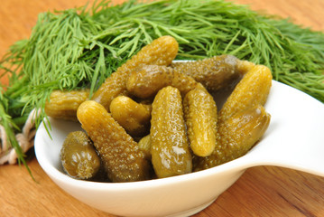 Cocktail Gurken in einer Schale und Dill
