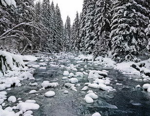 Fototapety  górska rzeka zimą