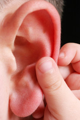 Hand von Baby an Ohr von Papa