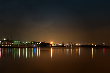 Fototapeta na wymiar Miasto w nocy. D¼wigi portowe i rzeki