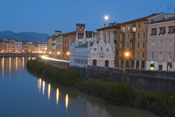 Fototapeta na wymiar Night in Pisa, Lungarni View