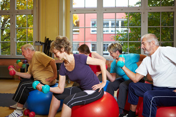 Hantelübungen im Fitnesscenter