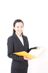 ファイルを持つ女性