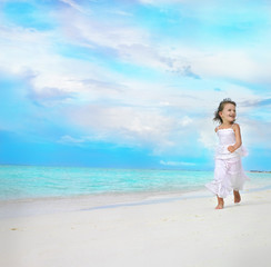 Fototapeta na wymiar dziewczyna działa na plaży