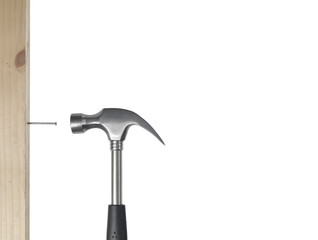 martello che colpisce un chiodo