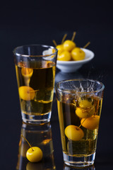 Apfel fällt in Saft