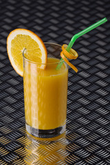 Orangendrink auf Riffelblech