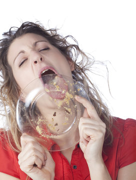 jeune fille goulue mangeant son assiette