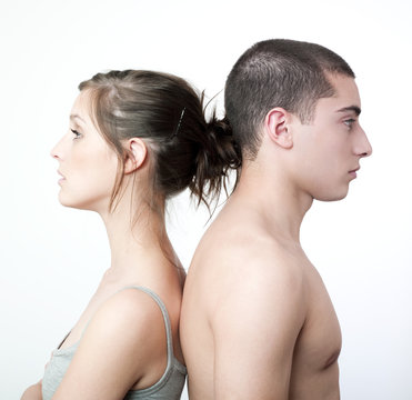 crise de jeune couple dos &agrave; dos