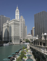 Obraz premium Chicago River and Wrigley Building