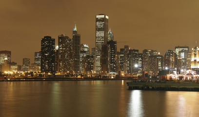 Naklejka na ściany i meble Chicago skyline and Michigan Lake at night