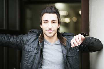 junger Mann an der Tür