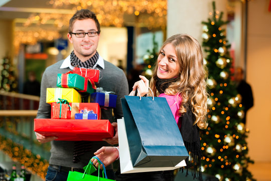 Paar an Weihnachten in Einkaufszentrum