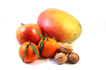 Mandarinen, Apfel, Mango und Nüsse