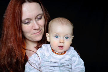 stolze Mutter mit aufmerksamen Baby