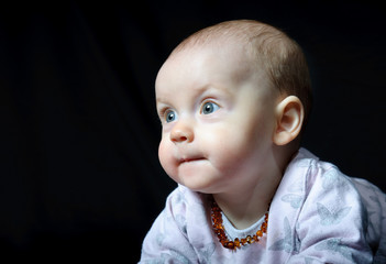 Baby beobachtet interessiert