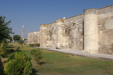 Fototapeta na wymiar Otaczające ściany i minaret