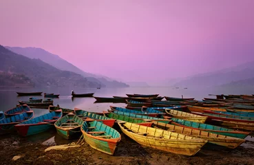 Foto op Plexiglas Mooi schemeringlandschap met boten op Phewa-meer, Pokhara, © HamsterMan