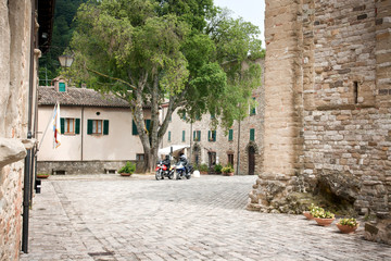Fototapeta na wymiar Dwa motocyklistów miejsce w San Leo, Włochy, Marche