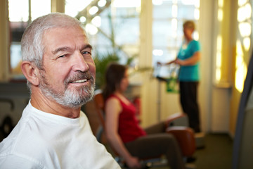 Senior im Fitnesscenter