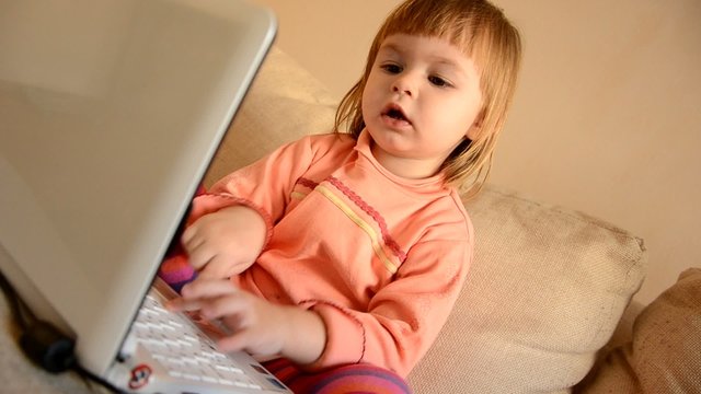b&eacute;b&eacute; avec ordinateur