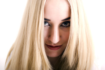 Naklejka premium Portret młodej uwodzicielskiej blondynki