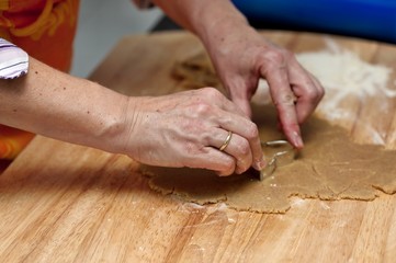 Weihnachtspl&auml;tzchen ausstechen