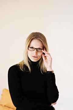 Junge Frau mit Brille