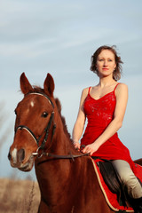 Obraz premium Woman riding horse in the field