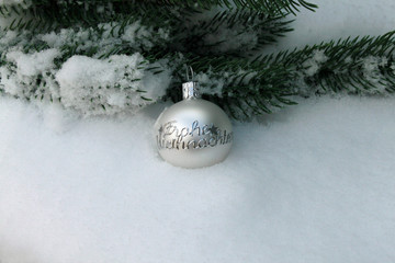 Weihnachtskugel mit der Inschrift Frohe Weihnachten