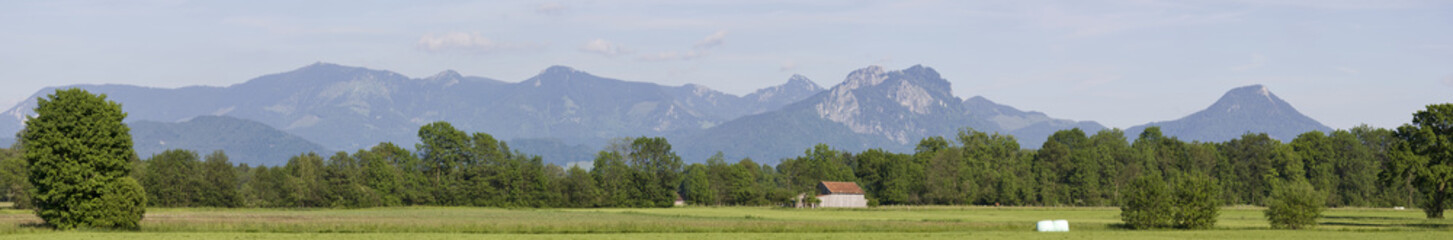 panorama mit blick zum heuberg in oberbayern