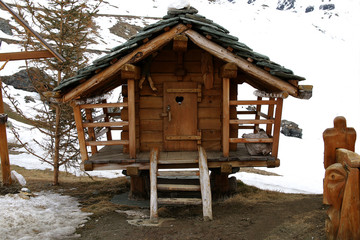 Fototapeta na wymiar Zima drewniany dom