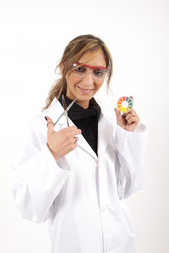 Eine sch&ouml;ne Laborantin mit Medizinschere und Ph-Indikator