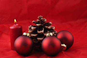 Glaskugeln und Kerze