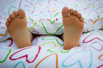 petits pieds sous la couette