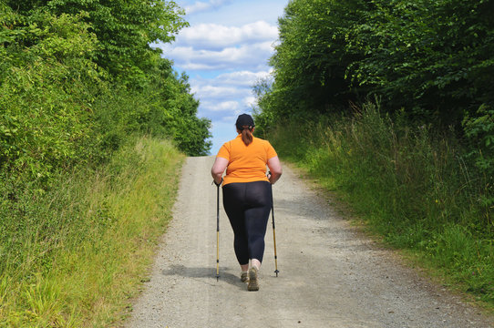XXL-Model &uuml;bergewichtige Frau beim Nordic Walking