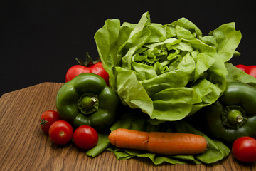 Tomate mit Paprika und Salat